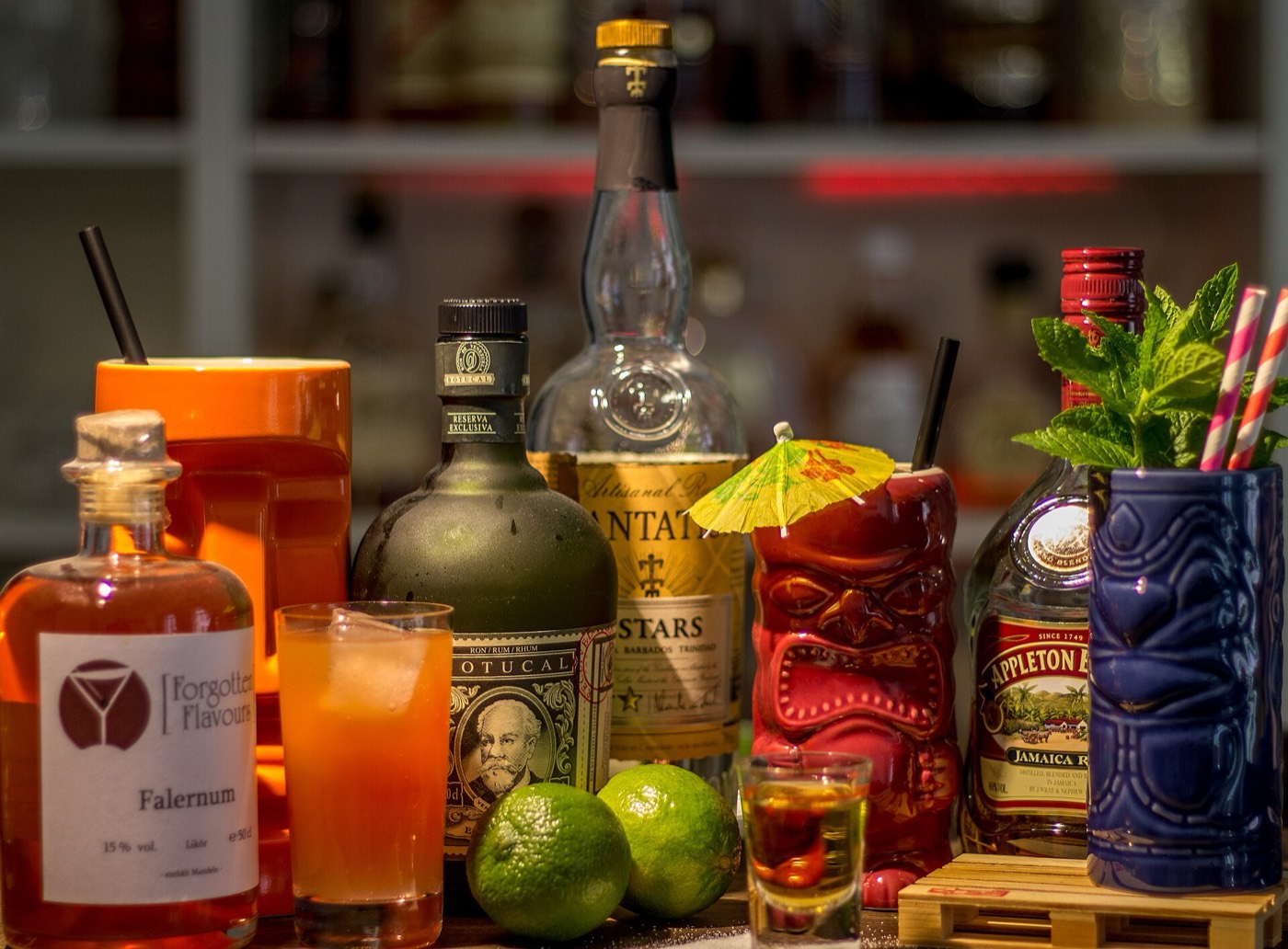 Rum, Gin und Spirituosen im Glas